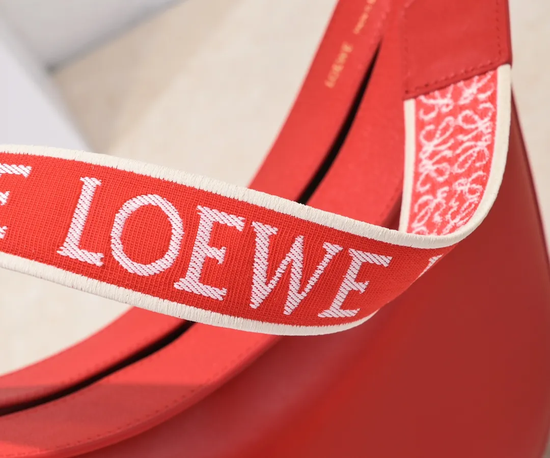 Red, top original order. The smooth crescent shape of the L Luna series moon bag not only elongates the proportions of the whole person without getting stuck on the upper body, but also feels particularly comfortable. The wide shoulder strap design does not press the shoulder buckle opening, making it easier to open and close. The internal capacity is also large, and sunglasses and folding umbrellas can be easily arranged with sliding hanging loops hidden on both sides. Shoulder straps or hanging accessories can be attached, making it convenient for various occasions. It is a bag that shows off its temperament and is highly used in daily life! Luo Yiwei size: 29*27*8cm: model: 8891#